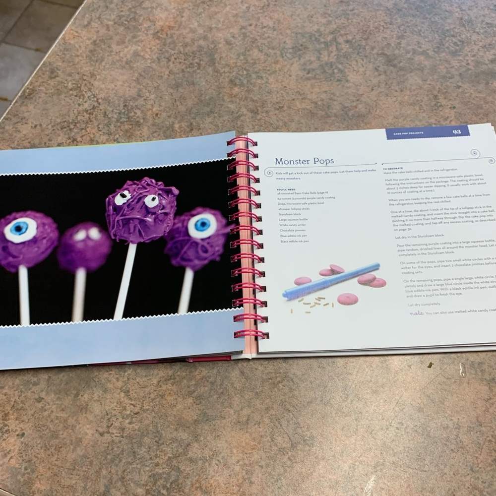 Bakerella Cake Pop Cookbook - Picture 8 of 16
